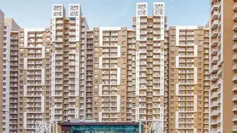 नोएडा में 23वीं मंजिल से गिरकर पिता-पुत्र की दर्दनाक मौत, बालकनी में फूल तोड़ते समय हुआ हादसा