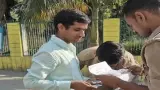 अलीगढ़ में PET परीक्षा कड़ी सुरक्षा के बीच शुरू, मेटल डिटेक्टर और रेटिना स्कैनिंग के बाद अभ्यर्थियों को मिला प्रवेश