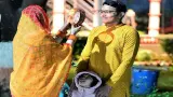 सुल्तानपुर SP ने करवा चौथ पर पत्नी और बेटी के साथ शेयर की तस्वीर, पूर्व विधायक देवमणि ने पत्नी को खिलाई मिठाई