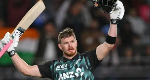 IND vs NZ: ग्लेन फिलिप्स ने 46 गेंदों में जड़ा शतक, नीतीश के एक ओवर में बटोरे 32 रन