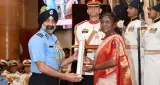 रिटायरमेंट से एक दिन पहले राष्ट्रपति मुर्मू से मिले वायुसेना प्रमुख एपी सिंह, 31 अक्टूबर को विदाई
