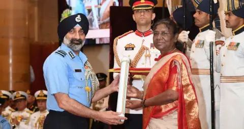 रिटायरमेंट से एक दिन पहले राष्ट्रपति मुर्मू से मिले वायुसेना प्रमुख एपी सिंह, 31 अक्टूबर को विदाई