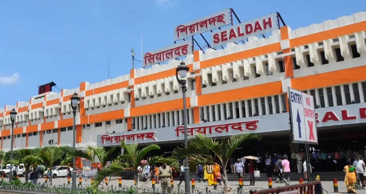 Sealdah Puja Special Train 2026: পুজোয় শিয়ালদহ শাখায় একগুচ্ছ স্পেশাল লোকাল! কোন রুটে চলবে, কোন ট্রেন বাতিল? দেখে নিন সম্পূর্ণ তালিকা