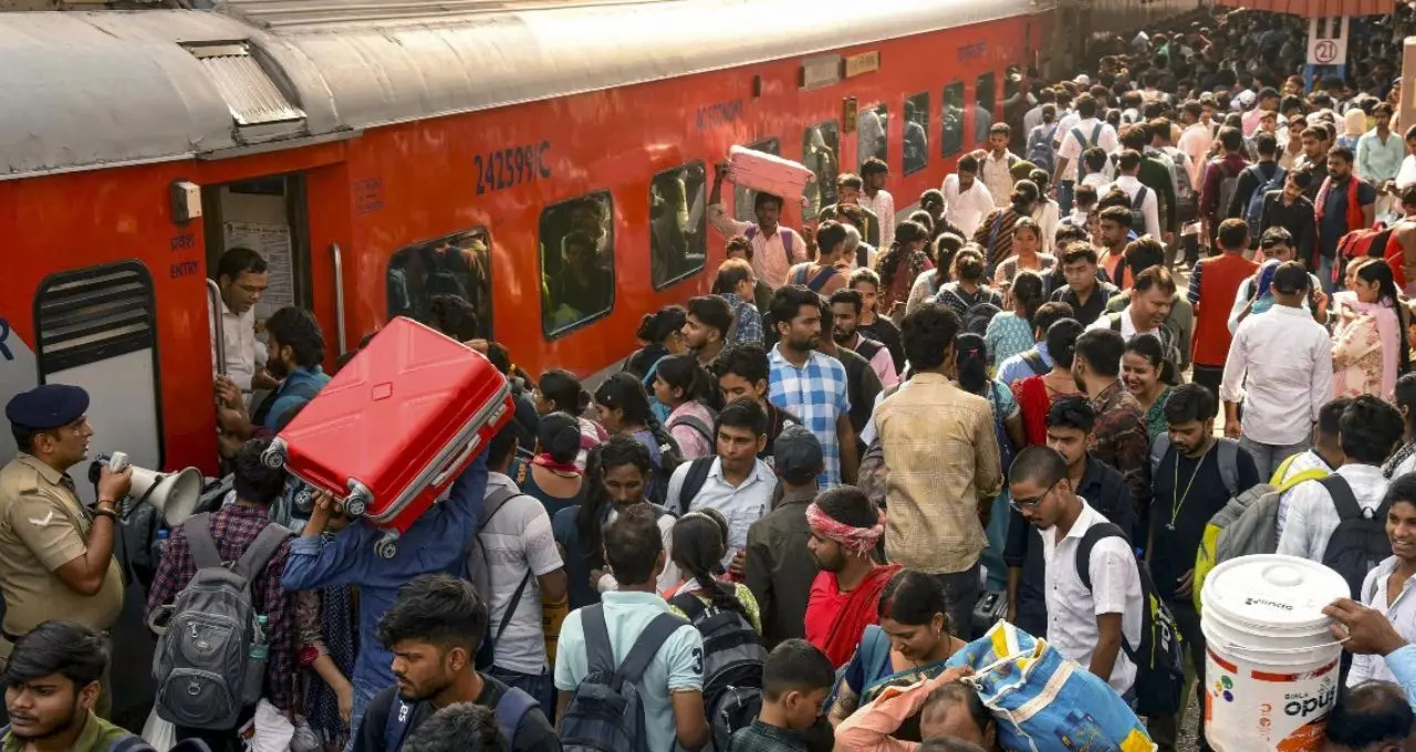 दिल्ली से बिहार जाने वाली ट्रेनों के प्लेटफॉर्म बदले, वंदे भारत और स्वतंत्रता सेनानी एक्सप्रेस के यात्री ध्यान दें