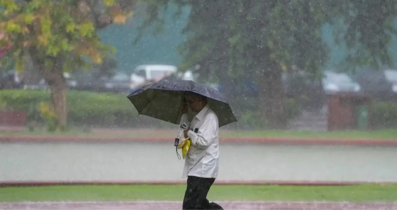 Weather Alert: दिल्ली-UP समेत 16 राज्यों में आंधी-बारिश का अलर्ट, राजस्थान में भी बदल सकता है मौसम
