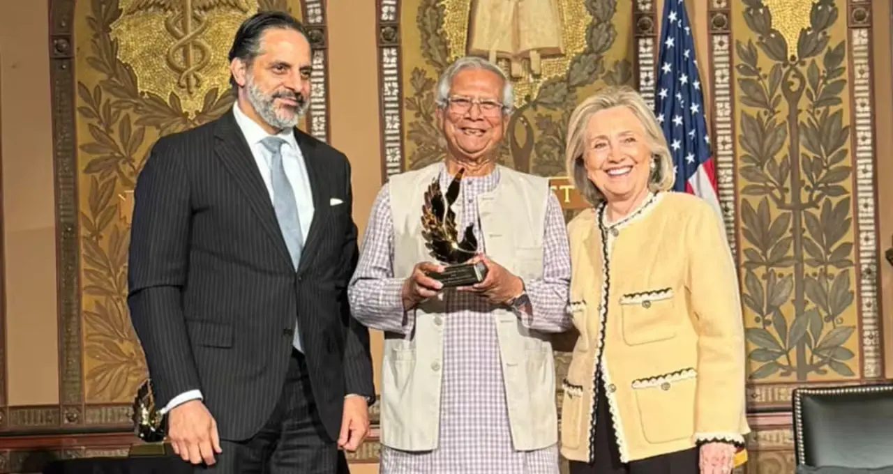 Hillary Rodham Clinton Award: अमेरिका में सम्मानित हुए मोहम्मद यूनुस, बांग्लादेश की राजनीति को लेकर उठे सवाल