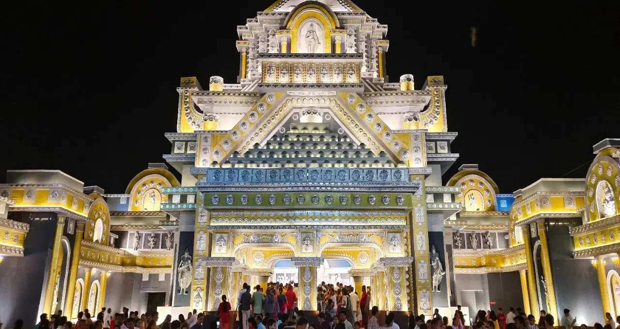 Durga Puja 2026: মালদার পুজোয় নজরকাড়া চমক! কোথাও রাজমন্দির, কোথাও ময়ূর, আবার কোথাও রামমন্দির—কোন মণ্ডপে কী থিম?

