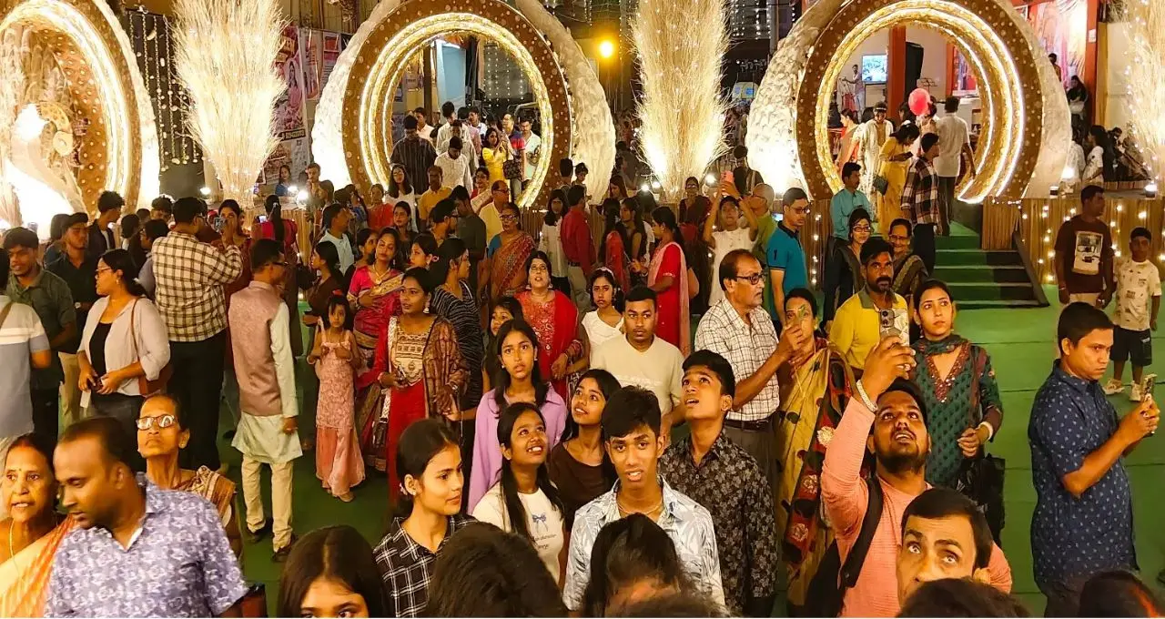Durga Puja 2026: মালদার পুজোয় নজরকাড়া চমক! কোথাও রাজমন্দির, কোথাও ময়ূর, আবার কোথাও রামমন্দির—কোন মণ্ডপে কী থিম?
