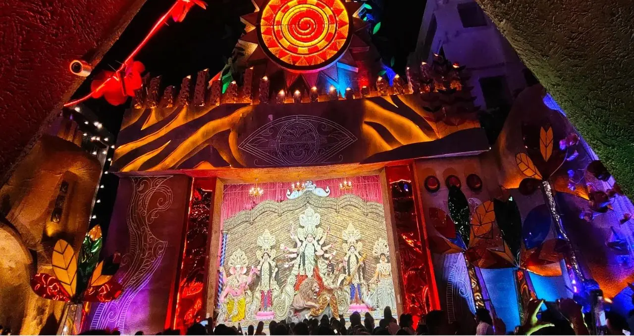 Durga Puja 2026: মালদার পুজোয় নজরকাড়া চমক! কোথাও রাজমন্দির, কোথাও ময়ূর, আবার কোথাও রামমন্দির—কোন মণ্ডপে কী থিম?
