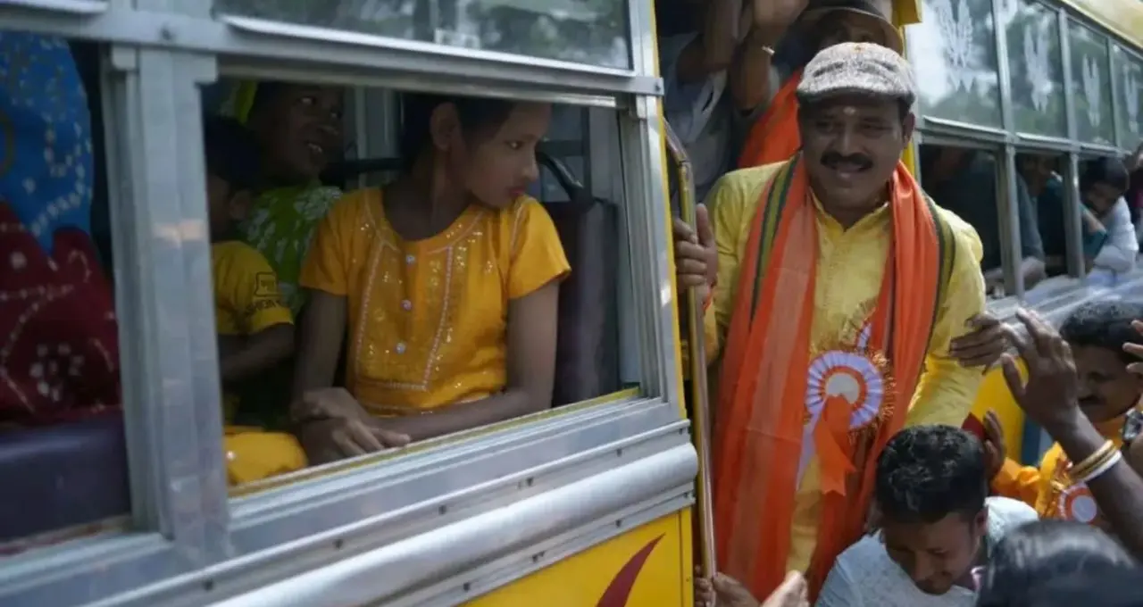 Bus Service: ছোট গাড়ির ভোগান্তি থেকে মুক্তি! সুন্দরবনের এই রুটে চালু হচ্ছে ১৪টি বাস, পুজোর মুখে বড় স্বস্তি যাত্রীদের
