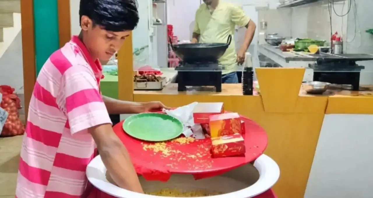 Ilish Biriyani: মাত্র ৬০ টাকায় ইলিশ বিরিয়ানি! পুজোর মুখে সস্তায় পেটপুজোর ধামাকা অফার ডায়মন্ড হারবারের এই দোকানে

