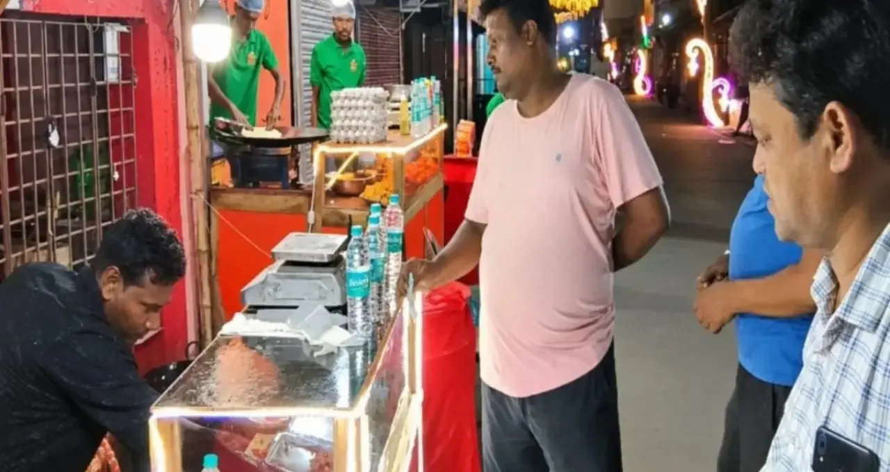 Ilish Biriyani: মাত্র ৬০ টাকায় ইলিশ বিরিয়ানি! পুজোর মুখে সস্তায় পেটপুজোর ধামাকা অফার ডায়মন্ড হারবারের এই দোকানে
