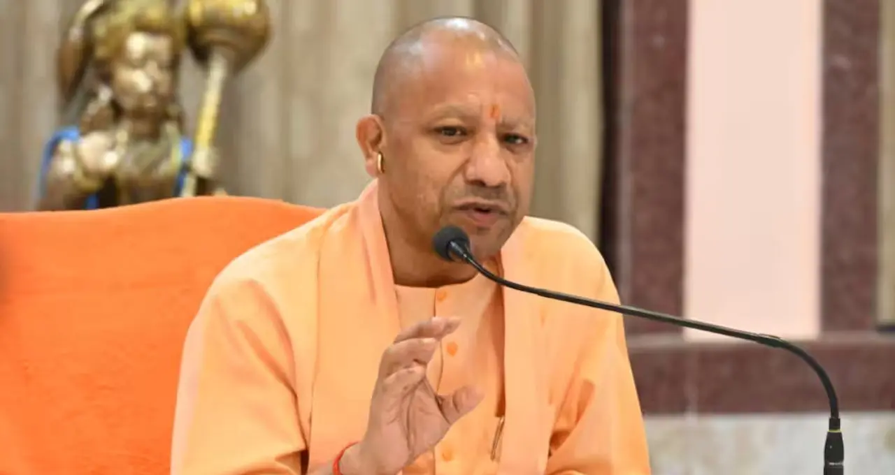 कोलकाता दुर्गा पूजा पंडाल हादसे के बाद UP अलर्ट, CM योगी ने सुरक्षा जांच के दिए निर्देश