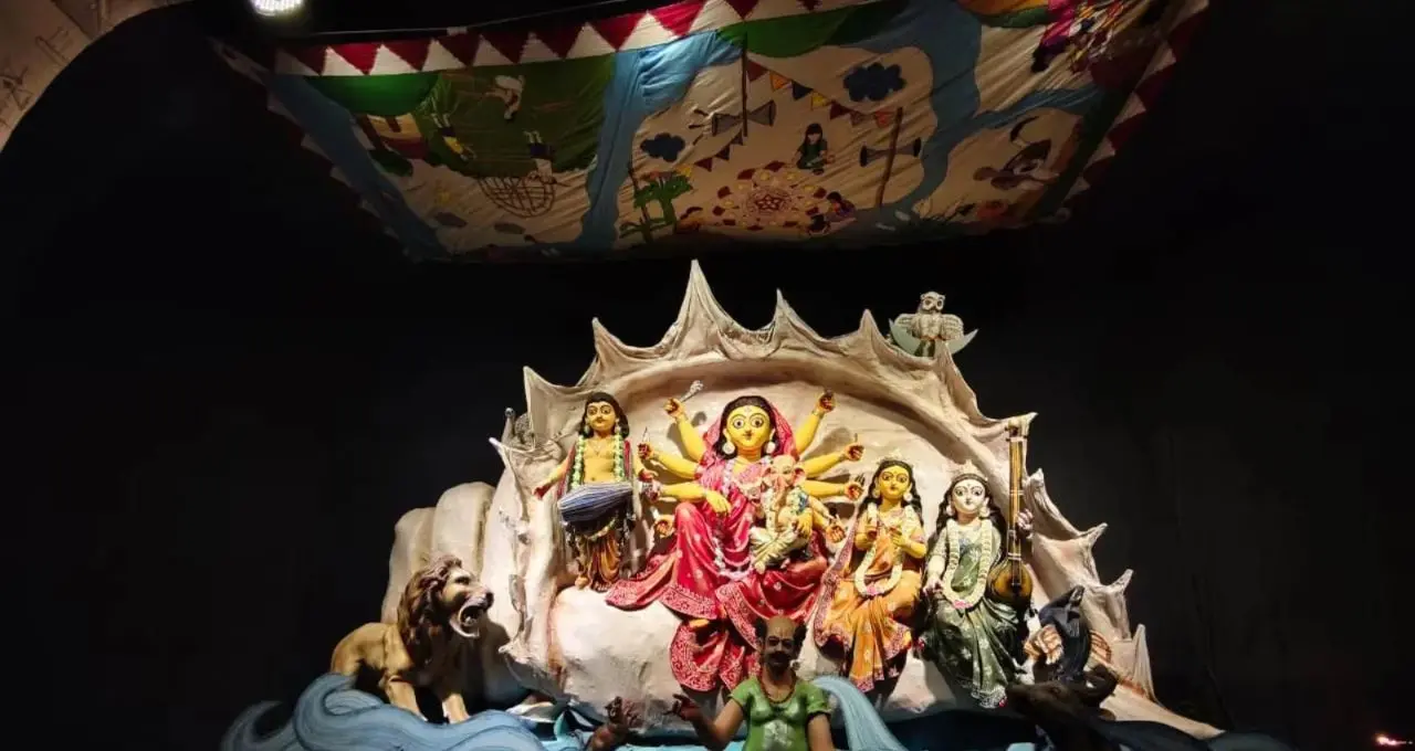 Newtown BC Block Durga Puja: থিমের চাকচিক্যেও অটুট সাবেকিয়ানা! ‘কলের গান’-এর স্মৃতিতে সেজেছে নিউটাউন বিসি ব্লকের দুর্গাপুজো
