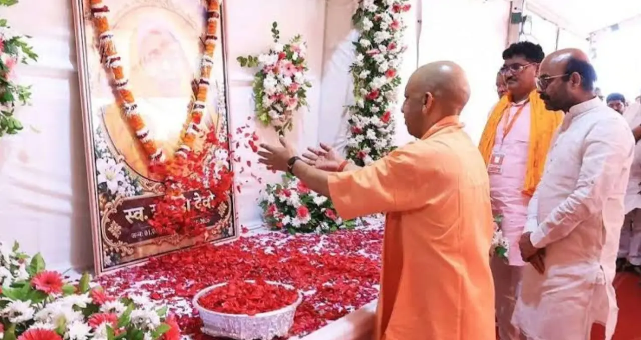 बस्ती में हरीश द्विवेदी के घर पहुंचे CM योगी, दिवंगत माता यशोदा देवी को पुष्पांजलि अर्पित कर जताया शोक