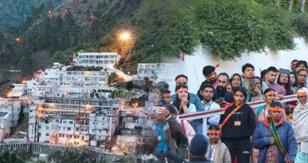नवरात्र पर पाढ़ा के महाभारतकालीन मान्यता वाले वैष्णो देवी मंदिर में उमड़ी भीड़, अखंड ज्योत बनी आस्था का केंद्र