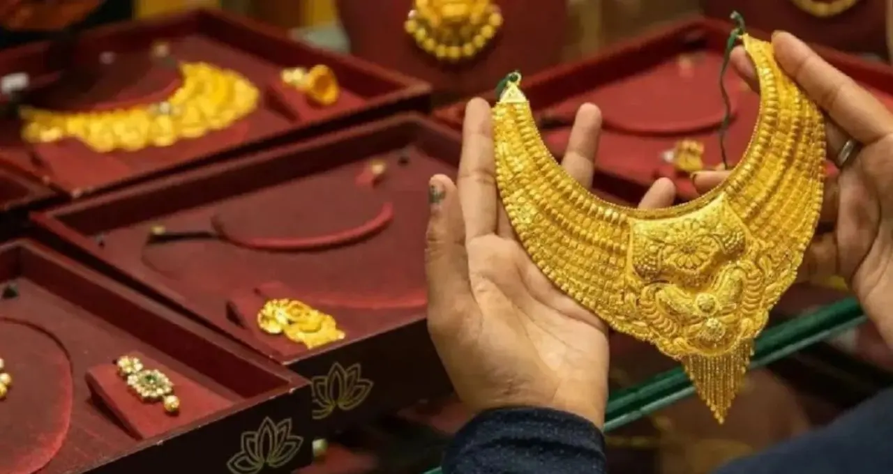 Gold Price Today: धनतेरस से पहले सोने की कीमतों में गिरावट, क्या दिवाली तक ₹1.65 लाख पहुंचेगा भाव?