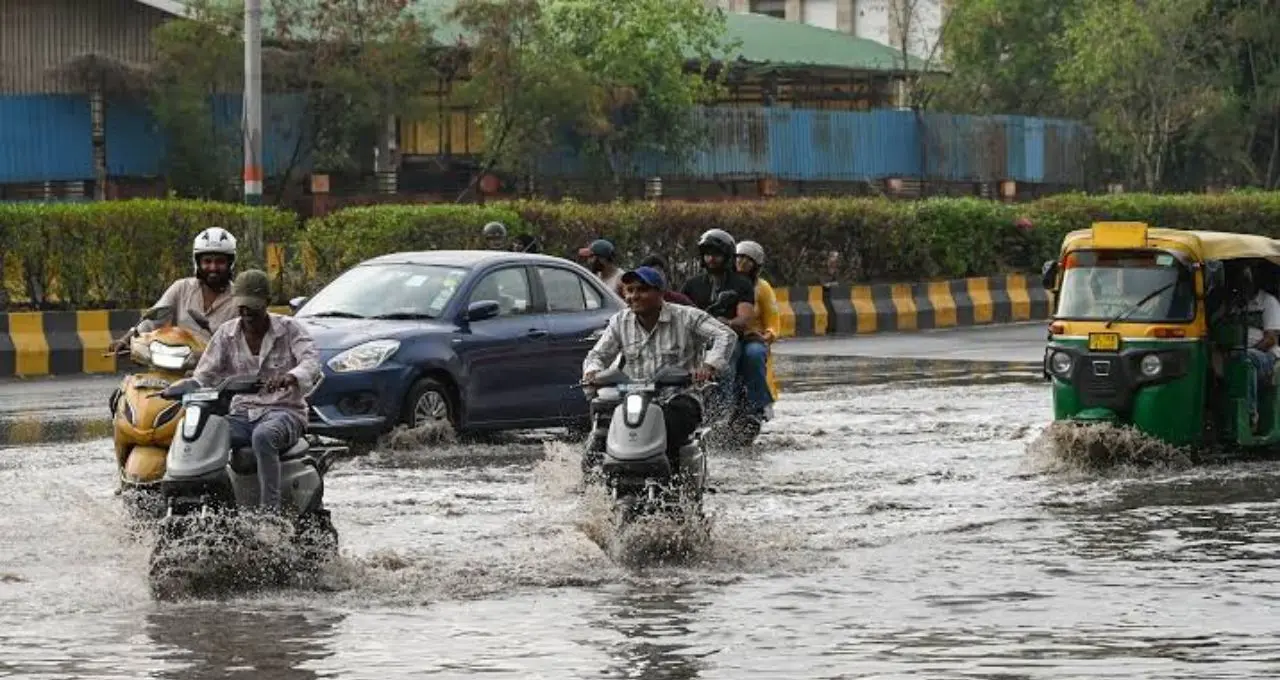 IMD Weather Alert: 15 राज्यों में आंधी-बारिश की चेतावनी, तमिलनाडु में 65 किमी/घंटे की रफ्तार से चल सकती हैं हवाएं