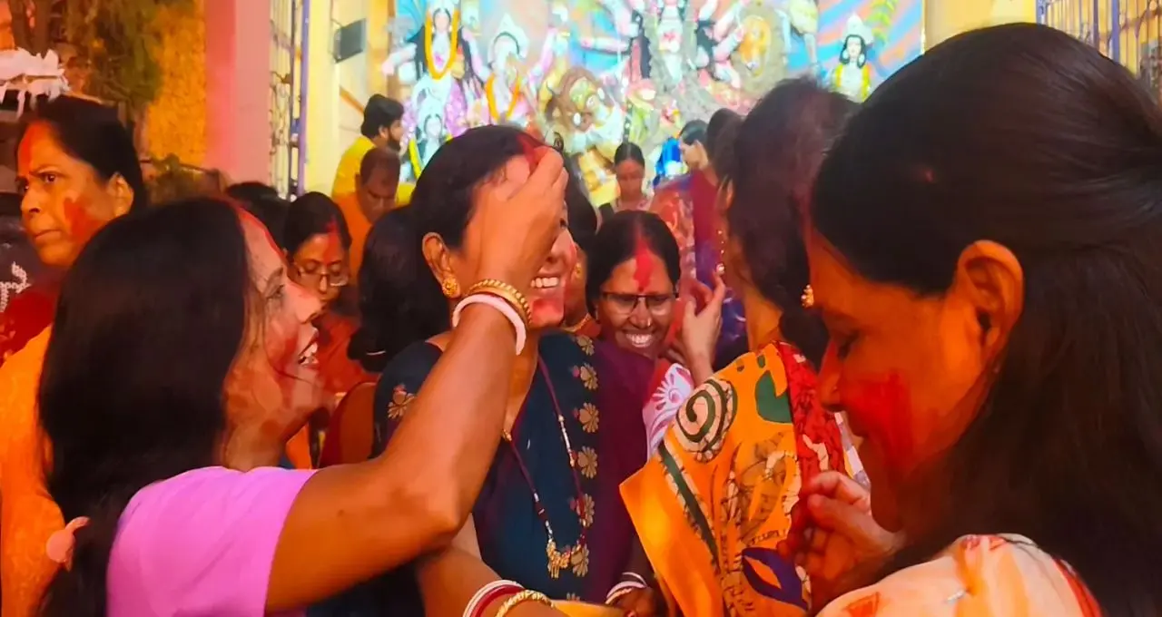 বিজয়া দশমীতে সিঁদুরে রাঙা মুর্শিদাবাদ! ঢাকের তালে নাচে-গানে উমাকে বিদায়, সিঁদুর খেলায় মাতলেন মহিলারা
