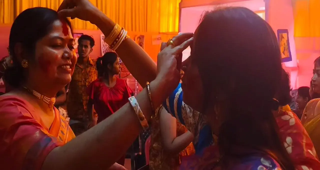 বিজয়া দশমীতে সিঁদুরে রাঙা মুর্শিদাবাদ! ঢাকের তালে নাচে-গানে উমাকে বিদায়, সিঁদুর খেলায় মাতলেন মহিলারা
