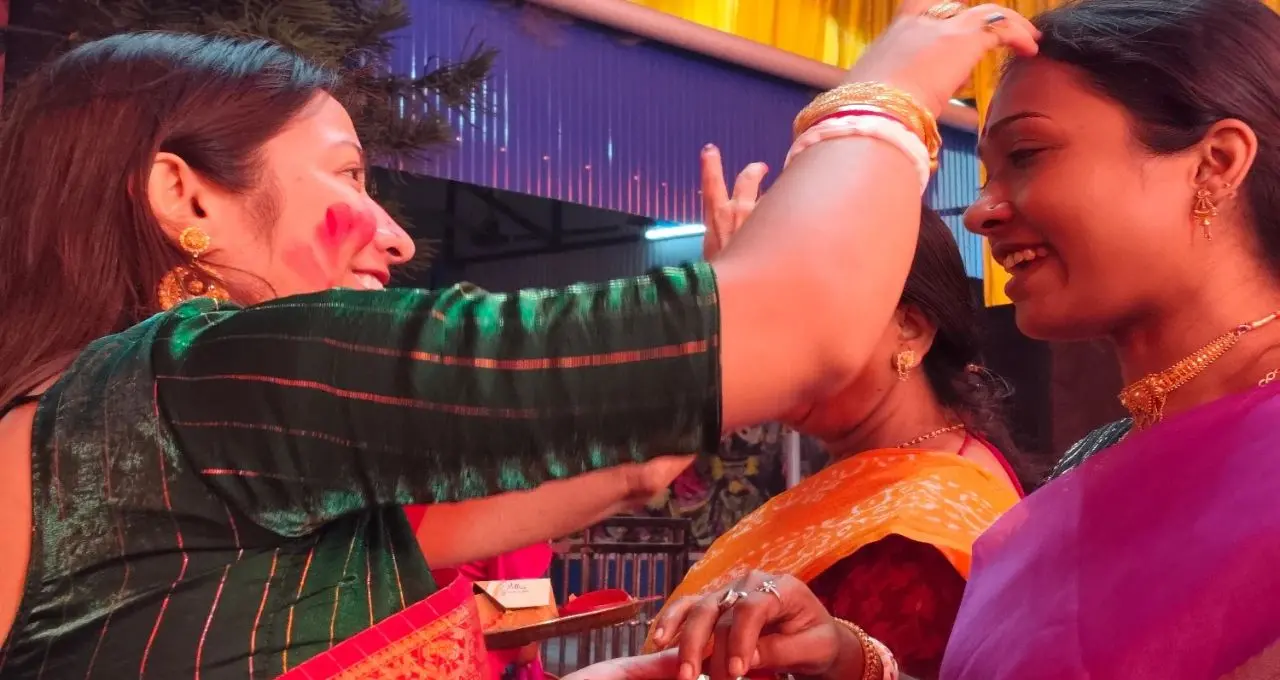 বিজয়া দশমীতে সিঁদুরে রাঙা মুর্শিদাবাদ! ঢাকের তালে নাচে-গানে উমাকে বিদায়, সিঁদুর খেলায় মাতলেন মহিলারা
