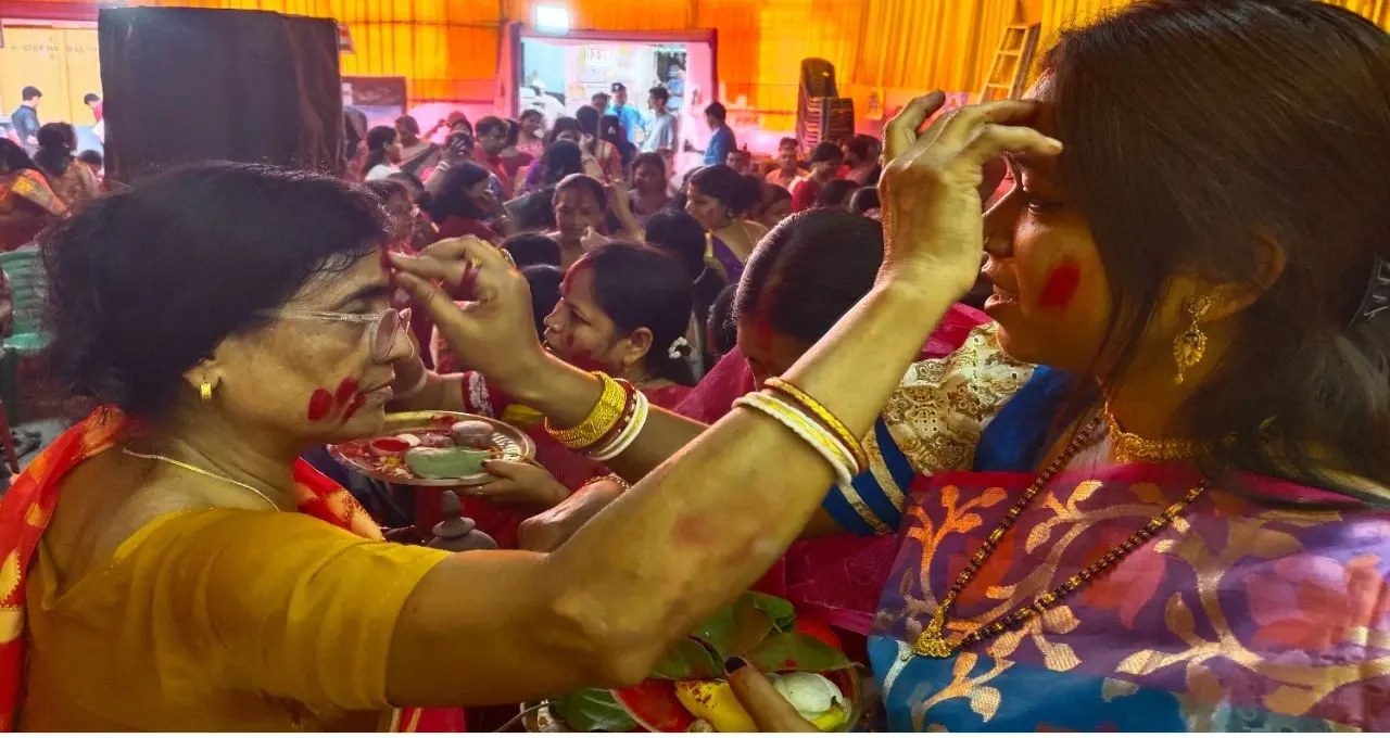 বিজয়া দশমীতে সিঁদুরে রাঙা মুর্শিদাবাদ! ঢাকের তালে নাচে-গানে উমাকে বিদায়, সিঁদুর খেলায় মাতলেন মহিলারা
