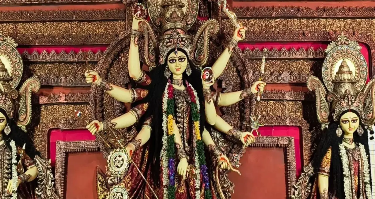 Durga Puja 2026: রাশিয়ান চার্চের মাথায় ত্রিশূল, সন্ধ্যায় শিবতাণ্ডব! কলকাতাকে টেক্কা দিতে মধ্যমগ্রামে একের পর এক চমক

