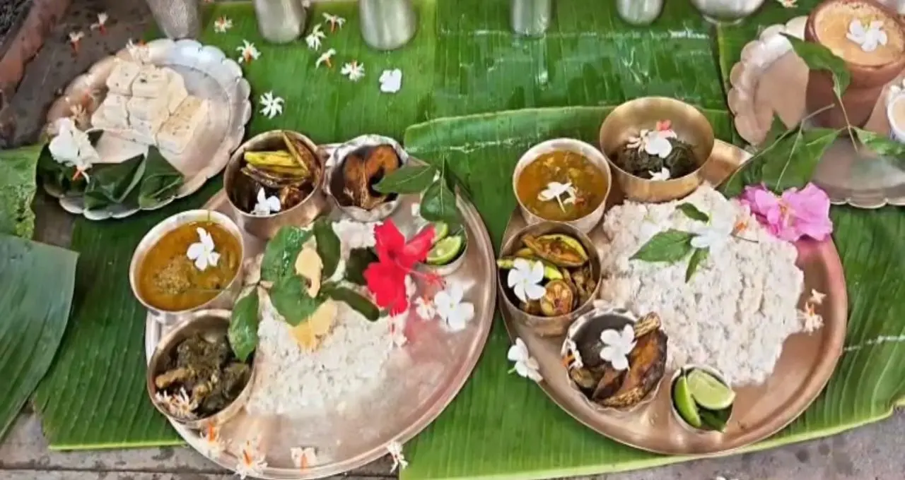 Durga Puja 2026: দশমীতে মায়ের ভোগে পান্তা ভাত, ইলিশ ভাজা, পুঁটি মাছ! ৫১৭ বছরের ঐতিহ্য ধরে রেখেছে বাংলার এই রাজবাড়ি
