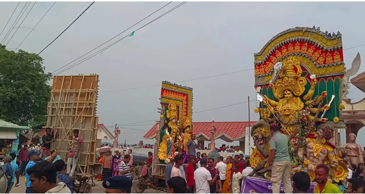 Taki Durga Puja Visarjan: ইছামতীর বুকে আড়াআড়ি দড়ি, এপারে উৎসবের রং আর ওপারে নিস্তব্ধতা! টাকিতে বিসর্জনের ছবিতে স্পষ্ট দুই বাংলার ফারাক