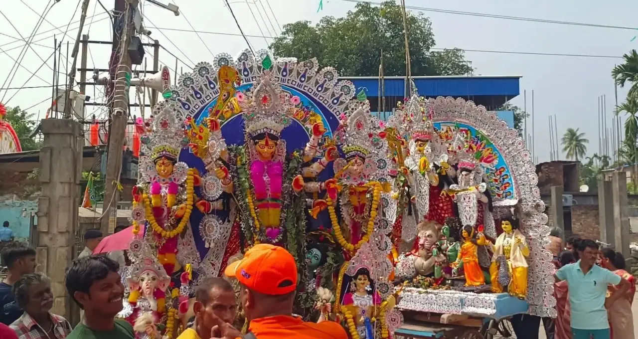 Taki Durga Puja Visarjan: ইছামতীর বুকে আড়াআড়ি দড়ি, এপারে উৎসবের রং আর ওপারে নিস্তব্ধতা! টাকিতে বিসর্জনের ছবিতে স্পষ্ট দুই বাংলার ফারাক