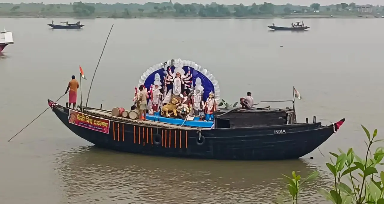 Taki Durga Puja Visarjan: ইছামতীর বুকে আড়াআড়ি দড়ি, এপারে উৎসবের রং আর ওপারে নিস্তব্ধতা! টাকিতে বিসর্জনের ছবিতে স্পষ্ট দুই বাংলার ফারাক