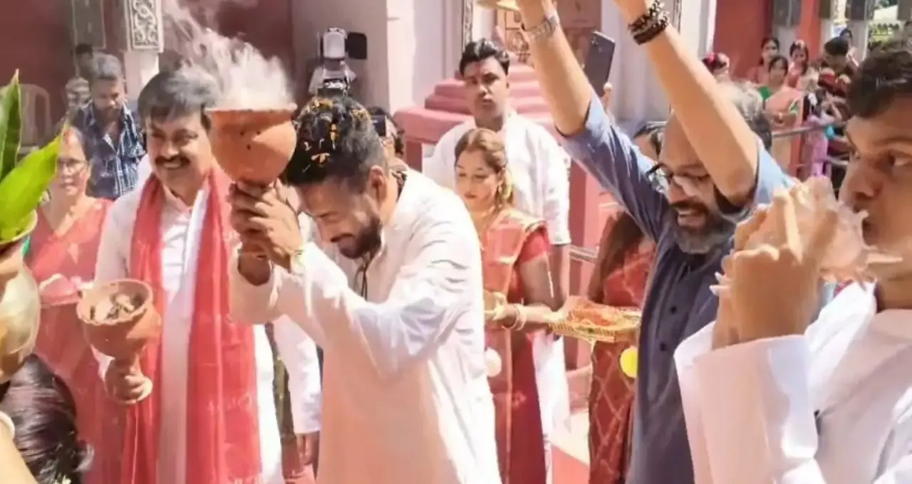 Shankar Ghosh: স্ত্রীকে সঙ্গে নিয়ে সিঁদুর খেলায় মাতলেন পর্যটনমন্ত্রী শঙ্কর ঘোষ! ধুনুচি নাচে জমজমাট উদয়ন সমিতি, শতবর্ষে মিত্র সম্মিলনীও