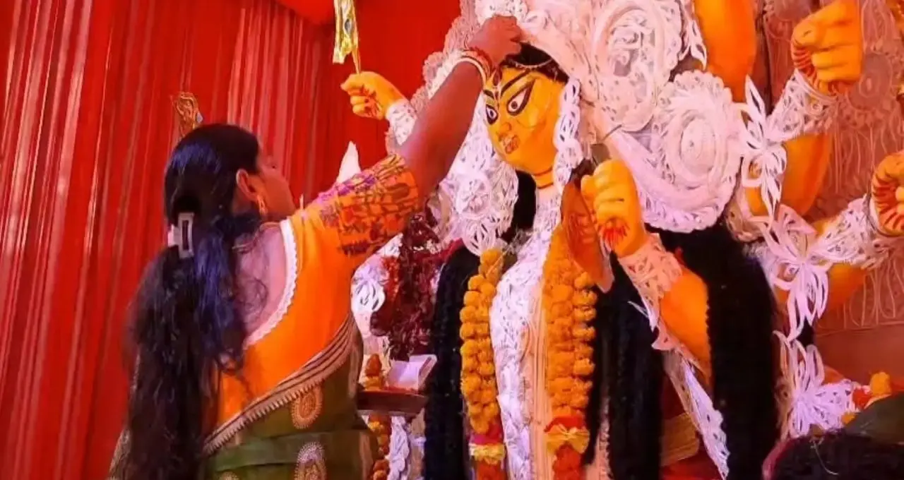 Shankar Ghosh: স্ত্রীকে সঙ্গে নিয়ে সিঁদুর খেলায় মাতলেন পর্যটনমন্ত্রী শঙ্কর ঘোষ! ধুনুচি নাচে জমজমাট উদয়ন সমিতি, শতবর্ষে মিত্র সম্মিলনীও