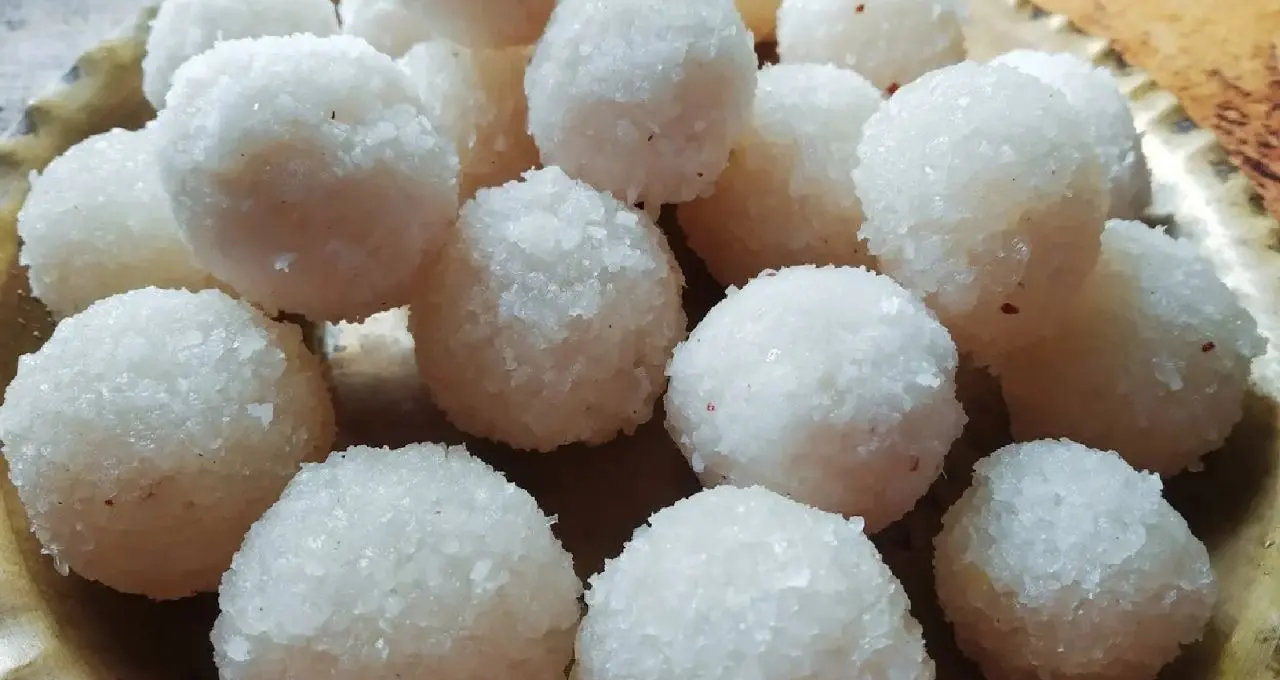 Bijoya Narkel Naru Recipe: বিজয়ার আবেগ নারকেল নাড়ুতে! কম সময়ে কীভাবে বানাবেন নরম, মসৃণ নাড়ু? রইল সহজ ঘরোয়া কৌশল
