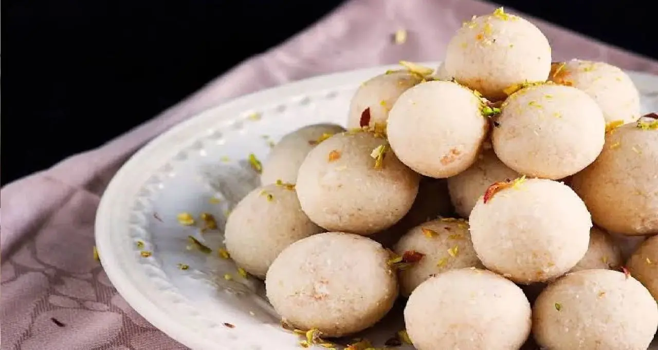 Bijoya Narkel Naru Recipe: বিজয়ার আবেগ নারকেল নাড়ুতে! কম সময়ে কীভাবে বানাবেন নরম, মসৃণ নাড়ু? রইল সহজ ঘরোয়া কৌশল
