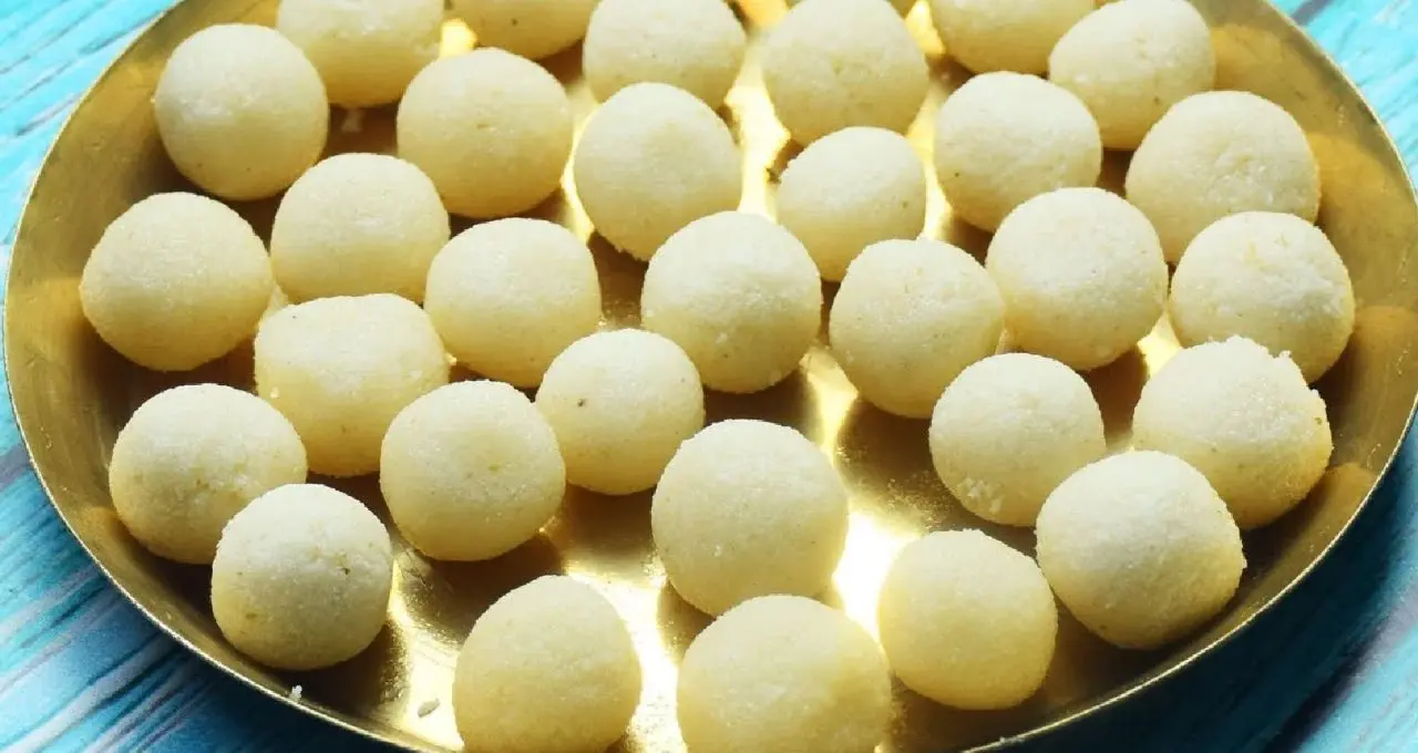 Bijoya Narkel Naru Recipe: বিজয়ার আবেগ নারকেল নাড়ুতে! কম সময়ে কীভাবে বানাবেন নরম, মসৃণ নাড়ু? রইল সহজ ঘরোয়া কৌশল

