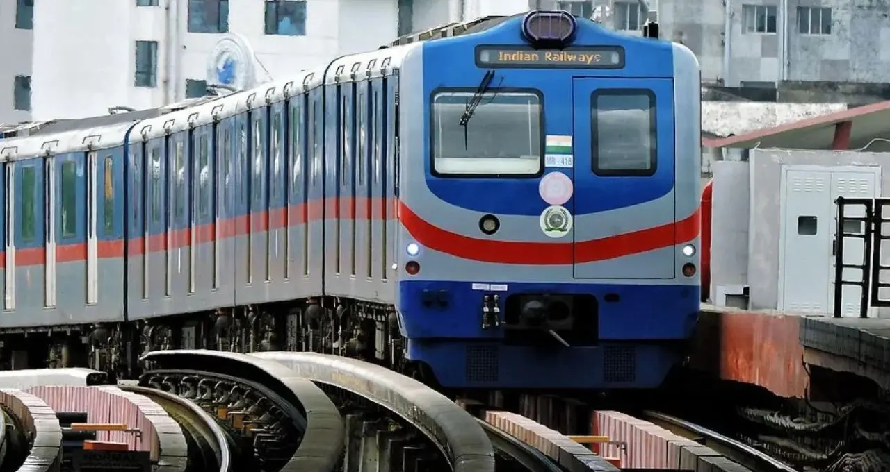 Kolkata Metro: পুজোর ভিড়ে বড় বদল! ষষ্ঠীতে ১২ লক্ষের বেশি যাত্রী, দশমীতে মেট্রোয় কত মানুষ যাতায়াত করলেন?
