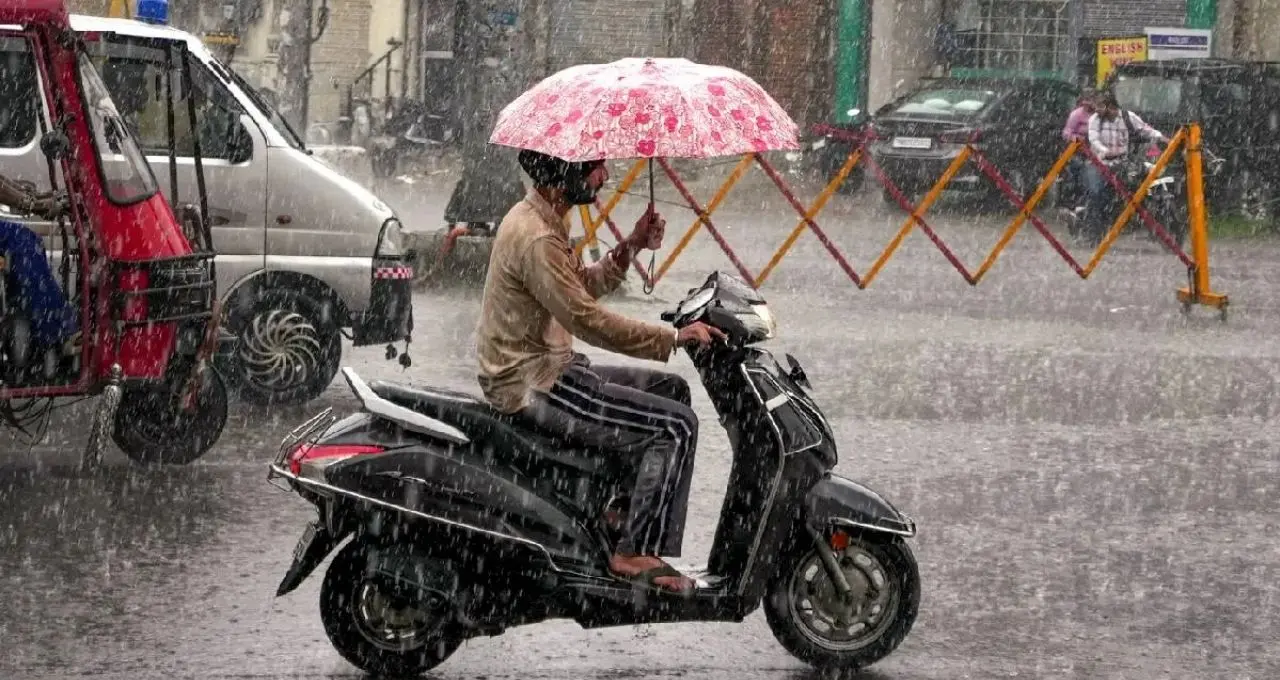 Weather Update: दक्षिण भारत के कई राज्यों में भारी बारिश का अलर्ट, 60 किमी/घंटा तक चल सकती हैं हवाएं
