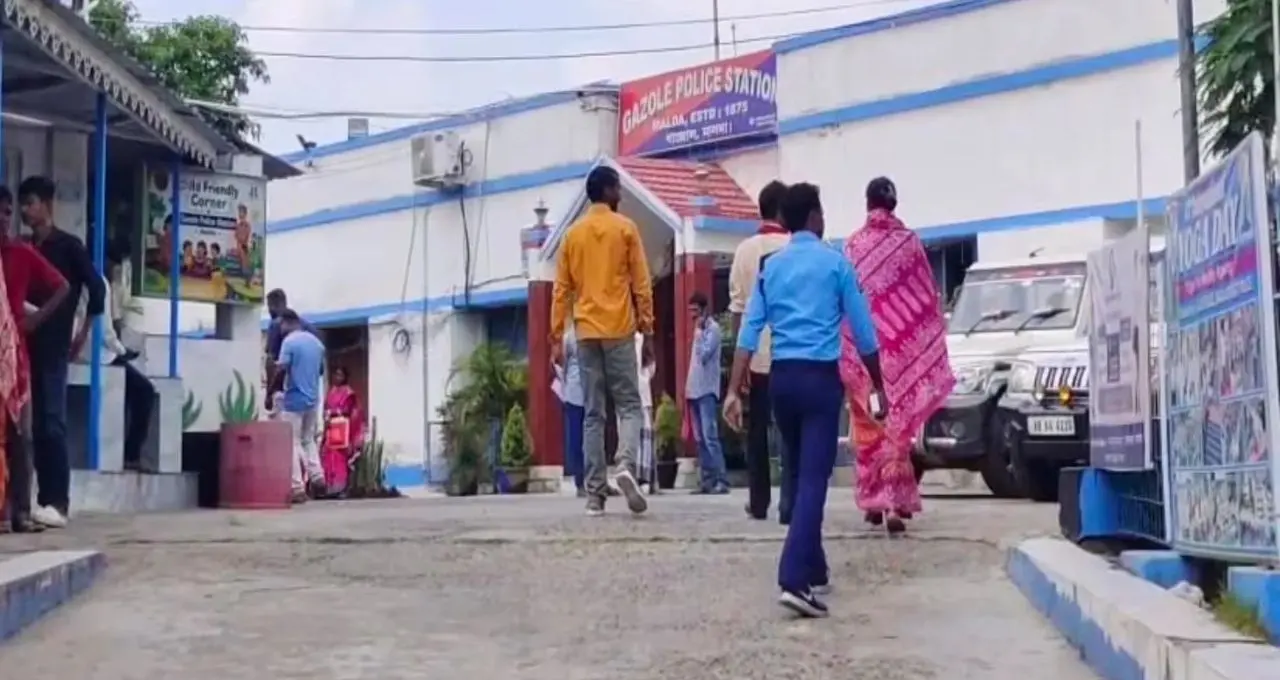 Malda News: দশমীর রাতে মেলা দেখতে গিয়ে নিখোঁজ স্ত্রী ও শ্যালিকা! বিদ্রোহী মোড় পেরোতেই উধাও, রাতভর খুঁজেও মিলল না সন্ধান
