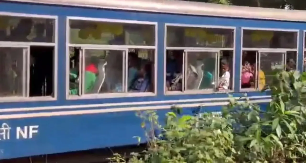 darjeeling-toy-train-puja-season-12000-passengers-21-days-revenue