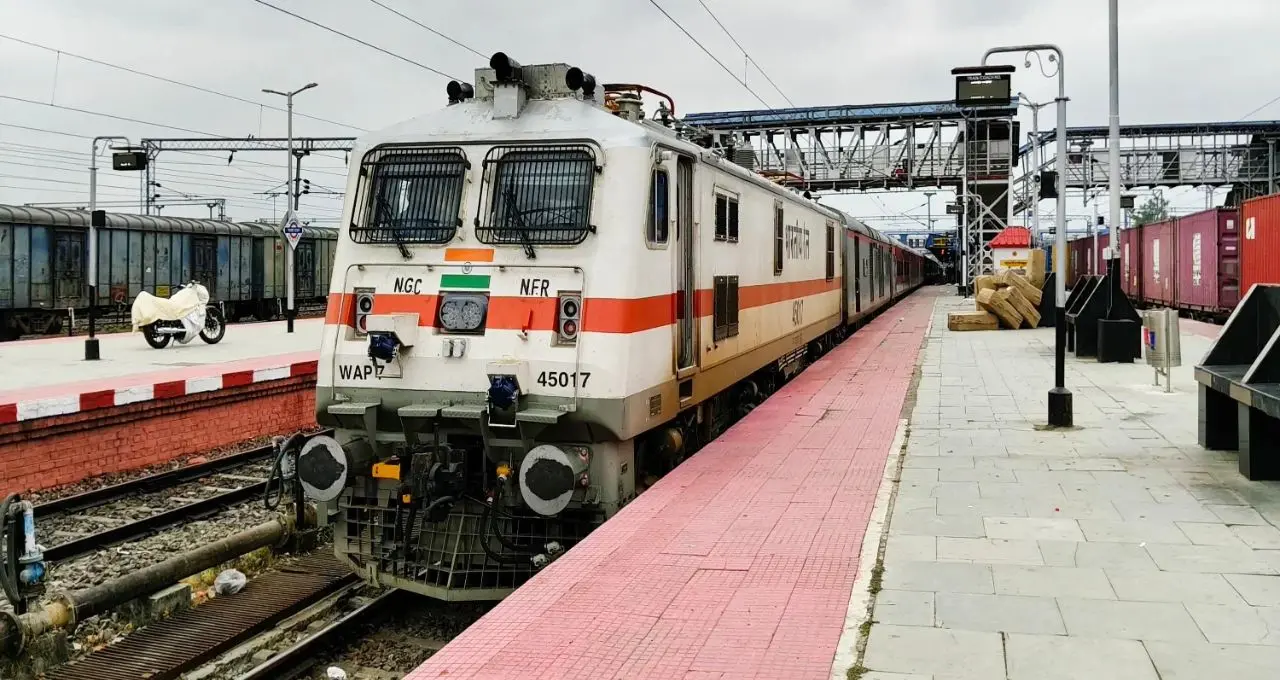 Puja Special Train: ১৬ অক্টোবর থেকে মালদা-দিল্লি পুজো স্পেশাল! নিউ ফরাক্কা থেকে ভাগলপুর—কোন কোন স্টেশনে থামবে, জেনে নিন সম্পূর্ণ সময়সূচি
