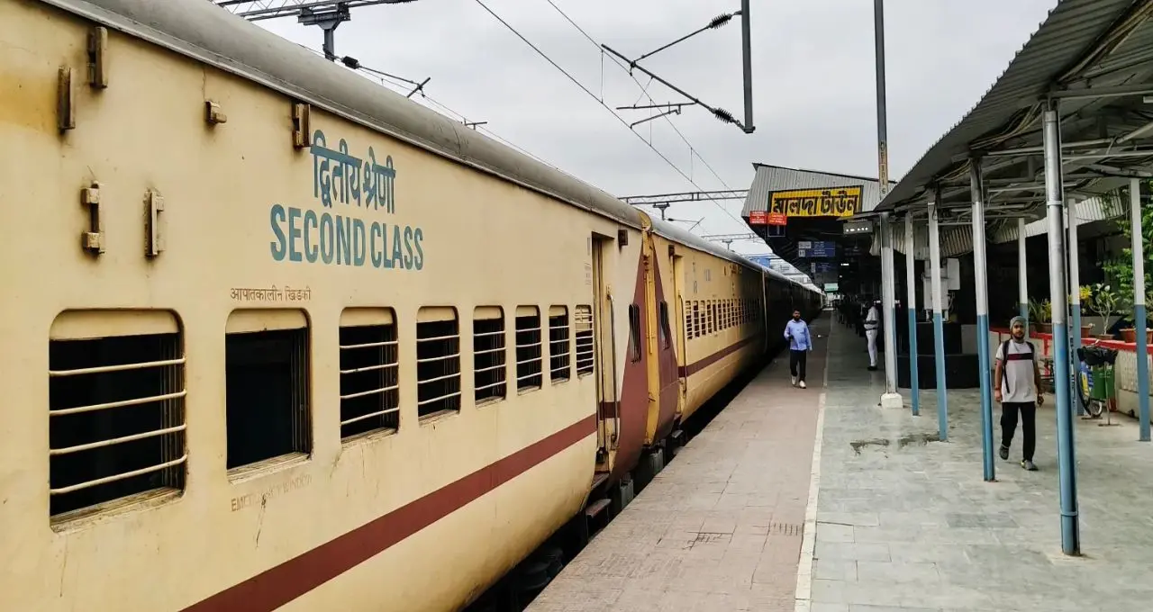 Puja Special Train: ১৬ অক্টোবর থেকে মালদা-দিল্লি পুজো স্পেশাল! নিউ ফরাক্কা থেকে ভাগলপুর—কোন কোন স্টেশনে থামবে, জেনে নিন সম্পূর্ণ সময়সূচি
