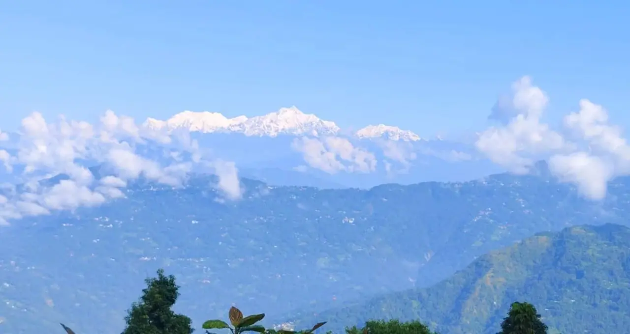 Lolegaon Kanchenjunga View: দুর্যোগ কাটতেই লোলেগাঁও থেকে ঝকঝকে কাঞ্চনজঙ্ঘা! দেখা মিলল শায়িত বুদ্ধেরও, পুজোর আগে পর্যটকদের জন্য সুখবর