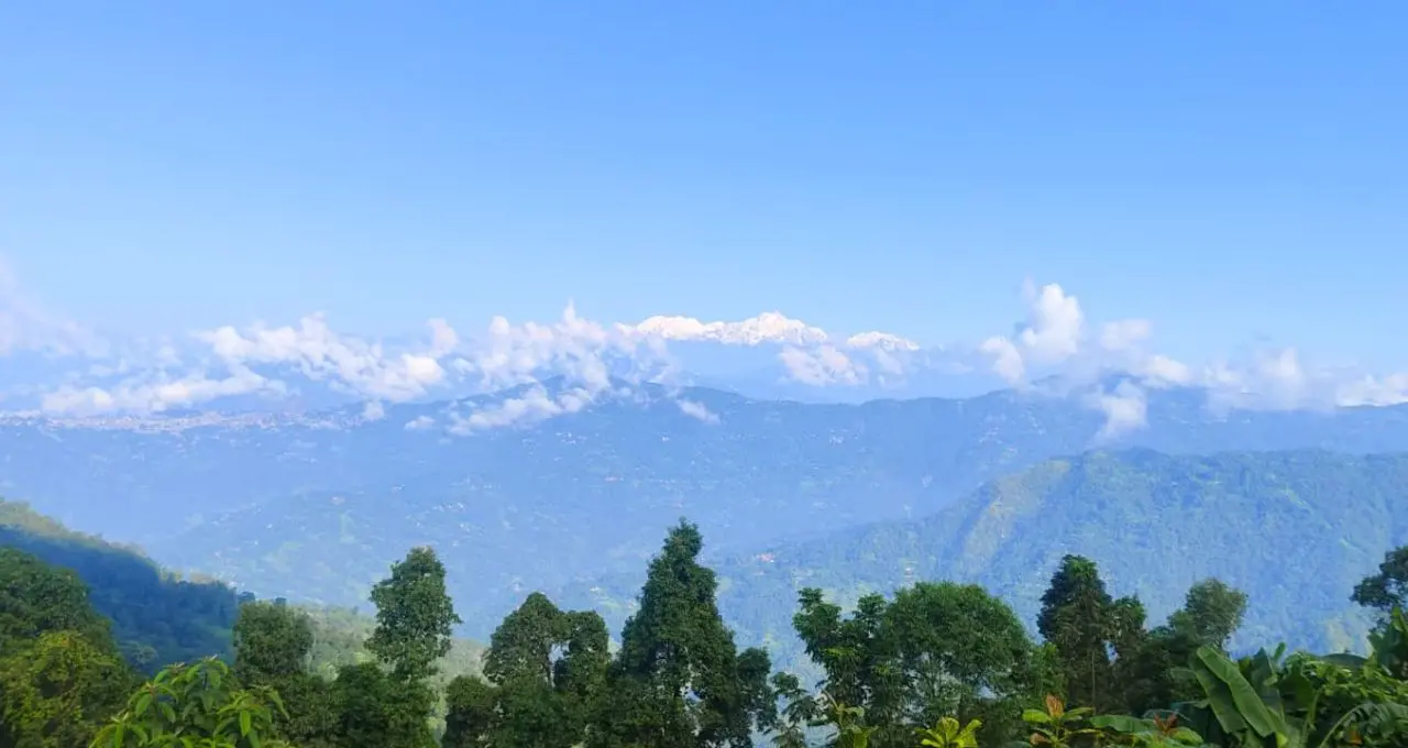 Lolegaon Kanchenjunga View: দুর্যোগ কাটতেই লোলেগাঁও থেকে ঝকঝকে কাঞ্চনজঙ্ঘা! দেখা মিলল শায়িত বুদ্ধেরও, পুজোর আগে পর্যটকদের জন্য সুখবর