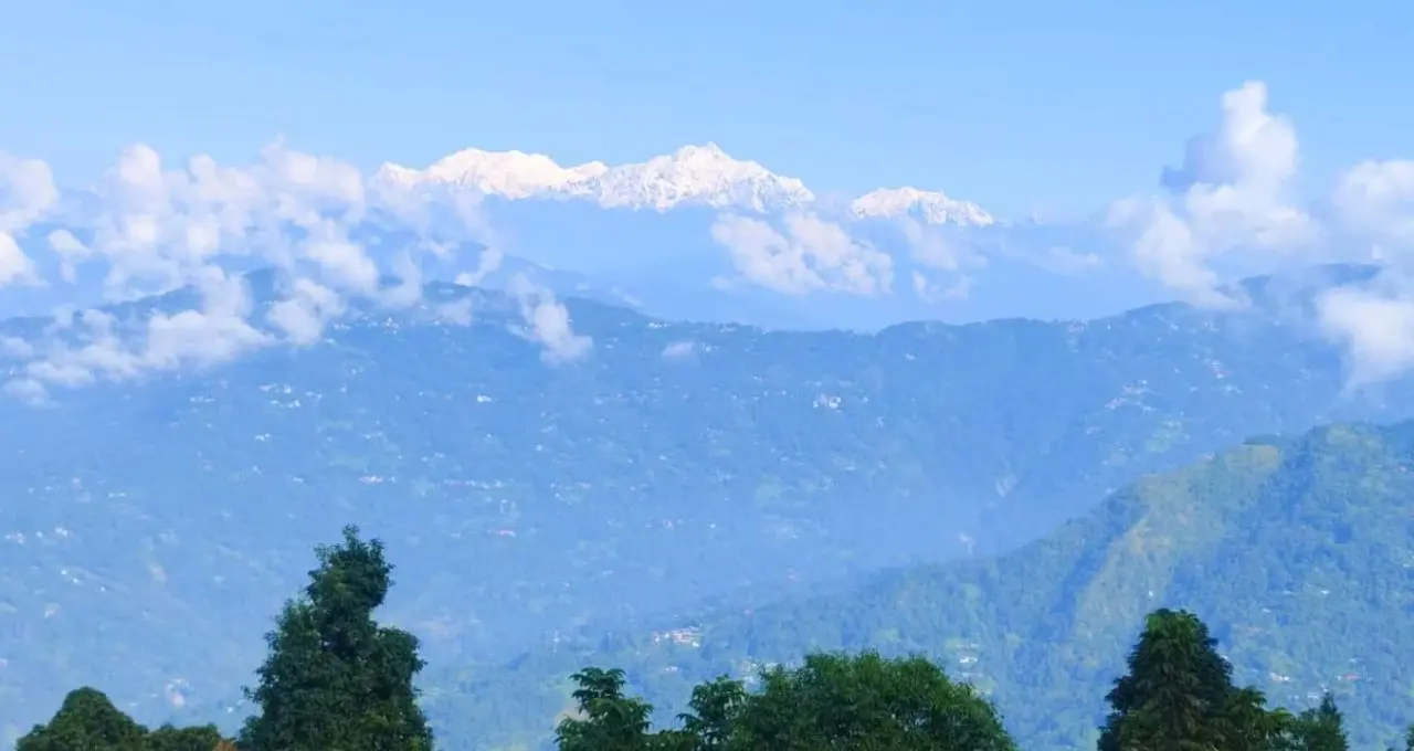 Lolegaon Kanchenjunga View: দুর্যোগ কাটতেই লোলেগাঁও থেকে ঝকঝকে কাঞ্চনজঙ্ঘা! দেখা মিলল শায়িত বুদ্ধেরও, পুজোর আগে পর্যটকদের জন্য সুখবর