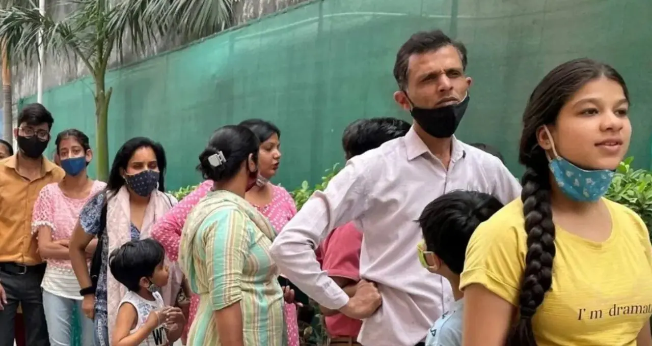UP PET Exam 2026: मथुरा में आसान पेपर से खुश दिखे अभ्यर्थी, 64.7% रही उपस्थिति