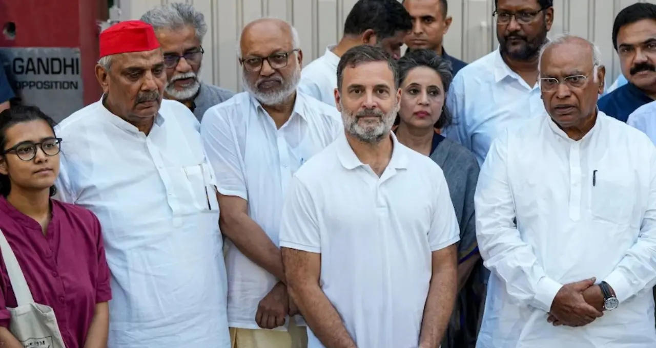 SIR पर आज सुप्रीम कोर्ट में सुनवाई, राहुल गांधी समेत 11 नेताओं की याचिका पर चुनाव आयोग का जवाब