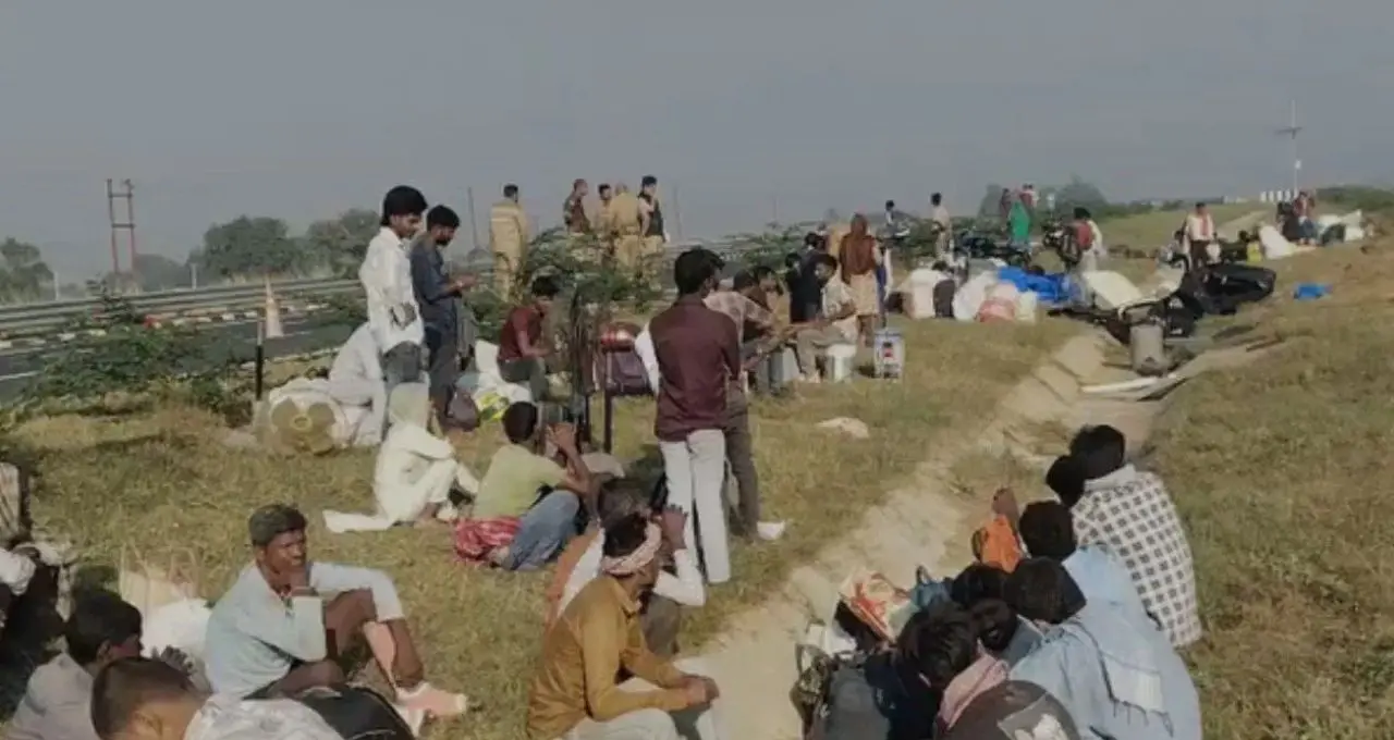 संभल में गंगा एक्सप्रेसवे पर स्लीपर बस पलटी, बिहार लौट रहे 20 से ज्यादा यात्री घायल