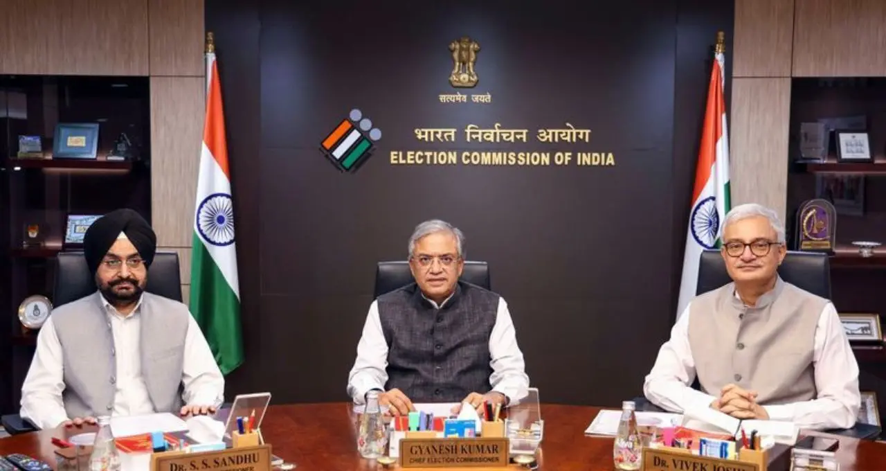 SIR विवाद पर सुप्रीम कोर्ट ने याचिकाकर्ताओं को दिए 10 दिन, चुनाव आयोग के हलफनामे पर मांगा जवाब
