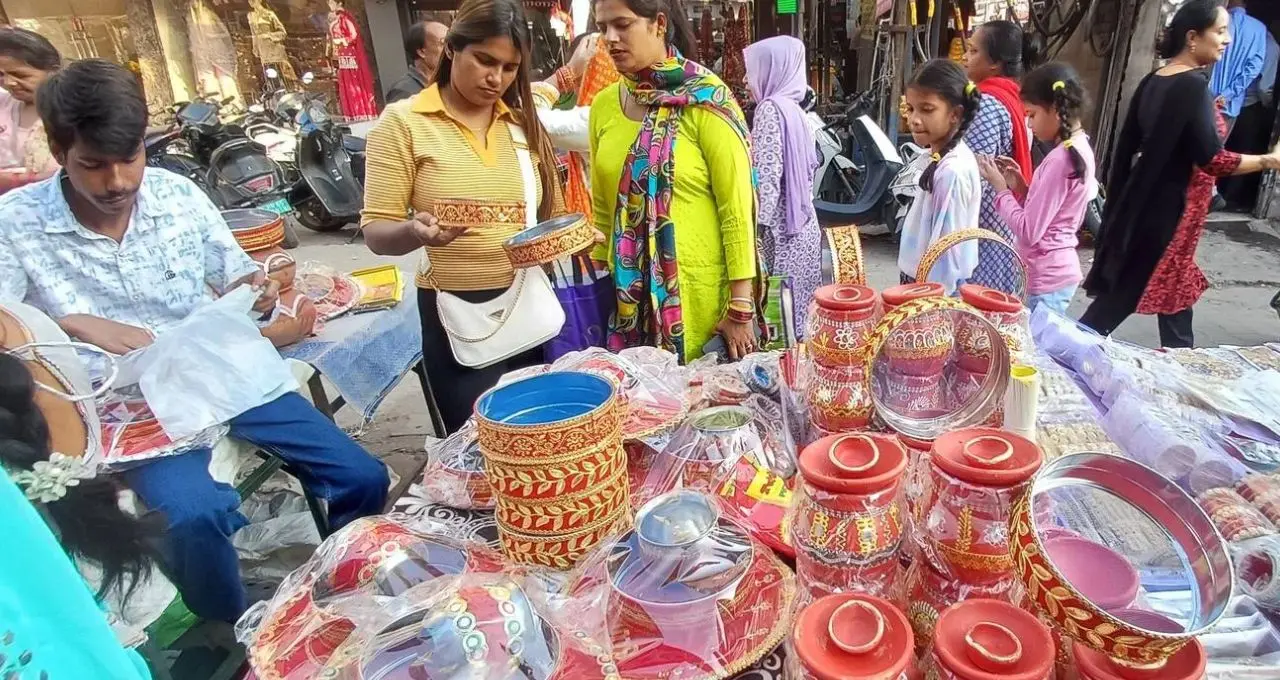 कासगंज के बाजारों में बढ़ी रौनक,फैंसी छलनी और स्पेशल पूजा थाली की जमकर खरीदारी
